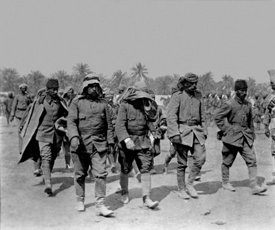 1915年4月13日、シャイバで捕らえられたトルコの捕虜 作： English Photographer